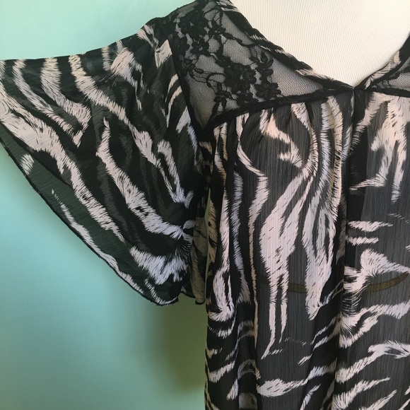 🦓Ladies Size Medium Animal Print Blouse - Picture 3 of 8